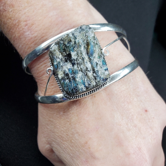 New Spectrolite (Labradorite) Feldspar Rough 925 Silver Cuff Bracelet. - Picture 13 of 14